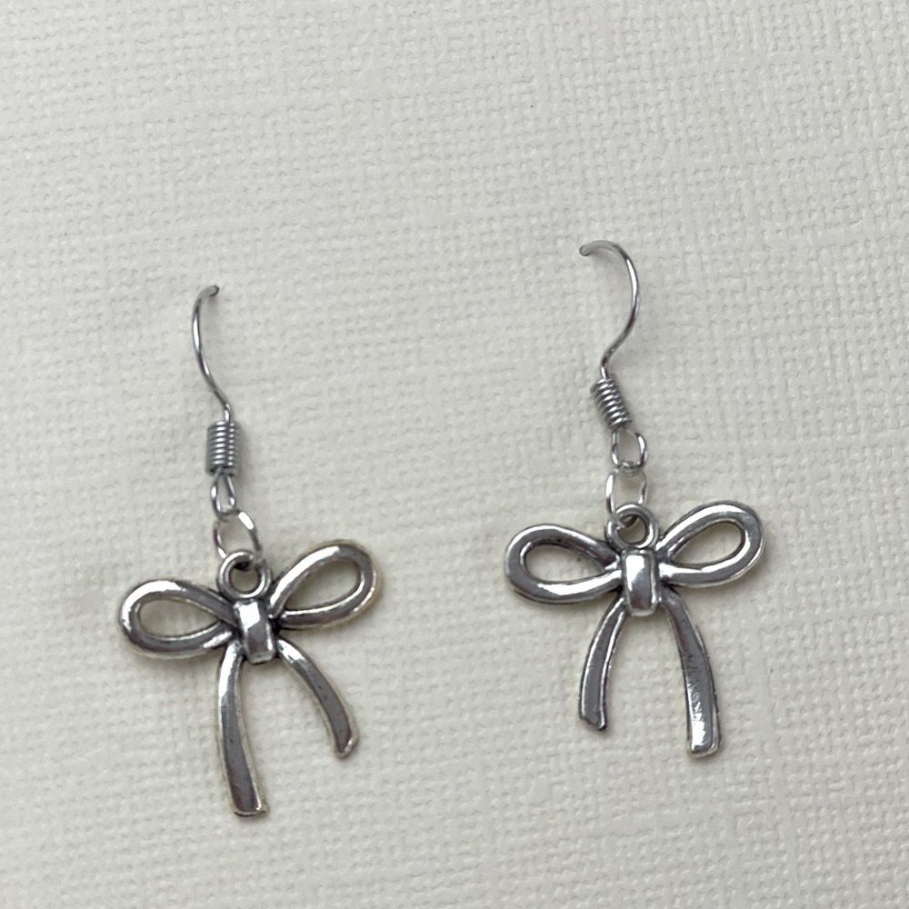 Bow earrings 2/$20 💗